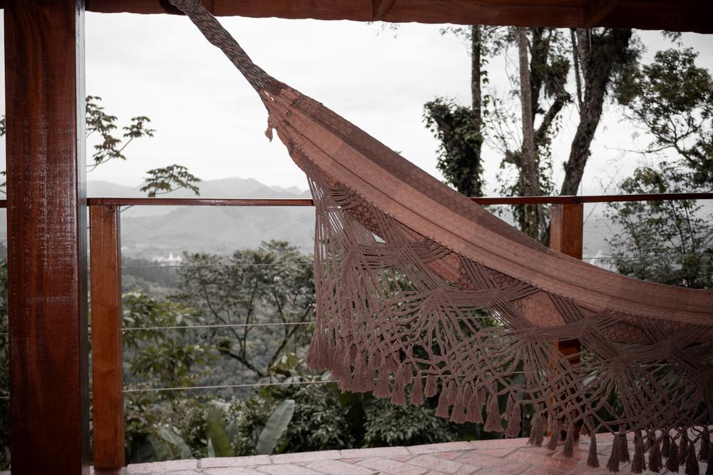 Vista da rede da Cabana Herrmann Haus para as montanhas de Corupá