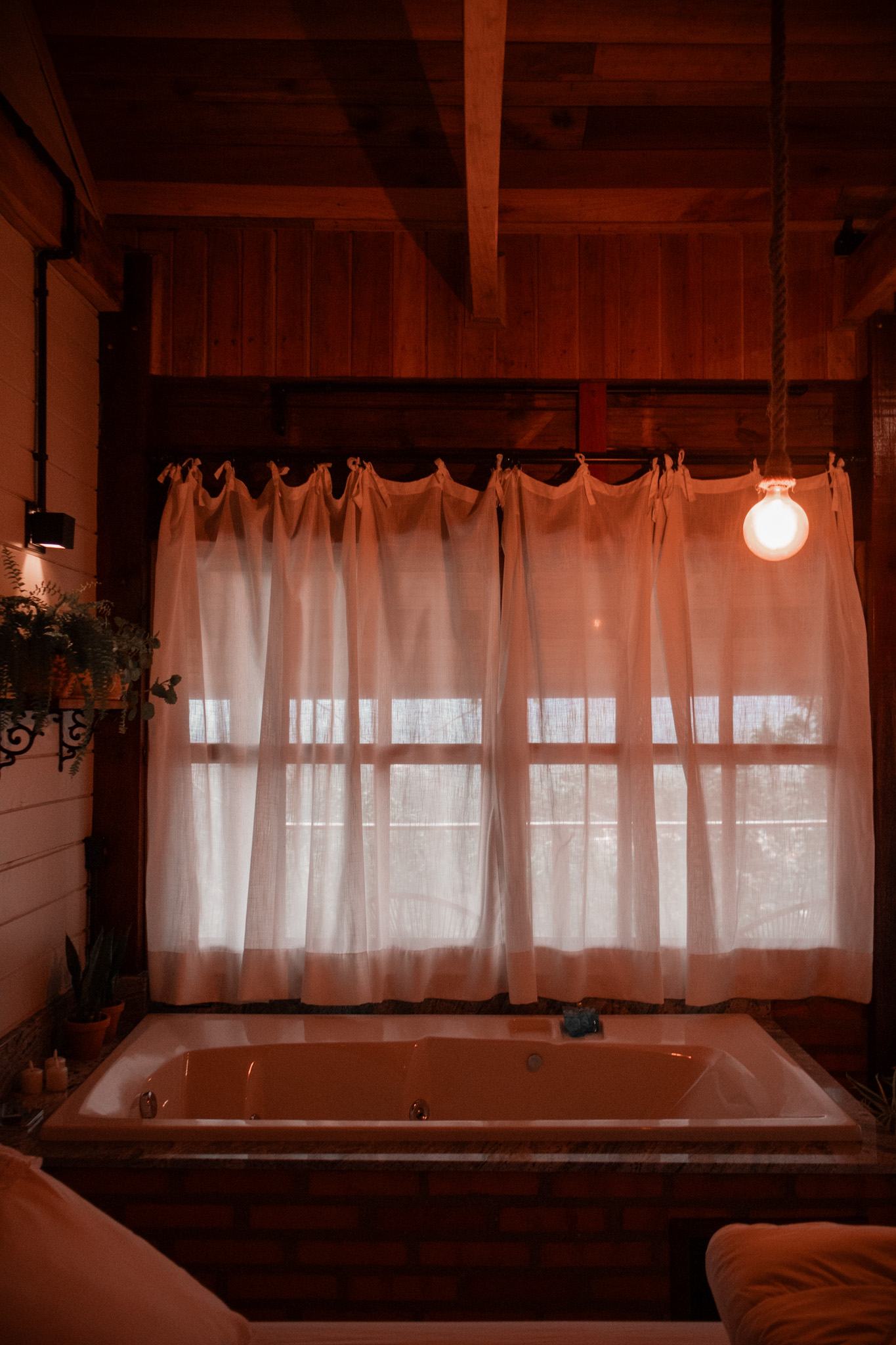Banheira de hidromassagem com luz aconchegante na Cabana Herrmann Haus