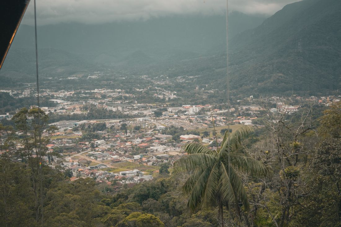 Janela triangular do Chalé Herrmann Haus com vista para as montanhas de Corupá