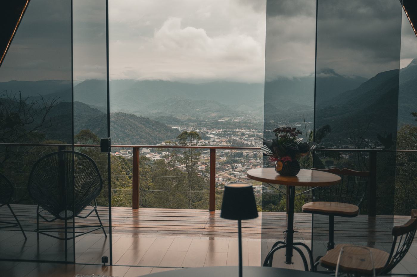 Vista da varanda do Chalé Herrmann Haus para as montanhas e a cidade de Corupá