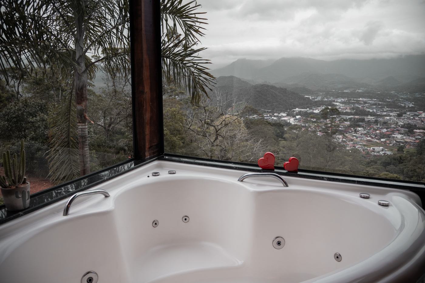 Banheira de hidromassagem para casal com vista panorâmica no Chalé Herrmann Haus