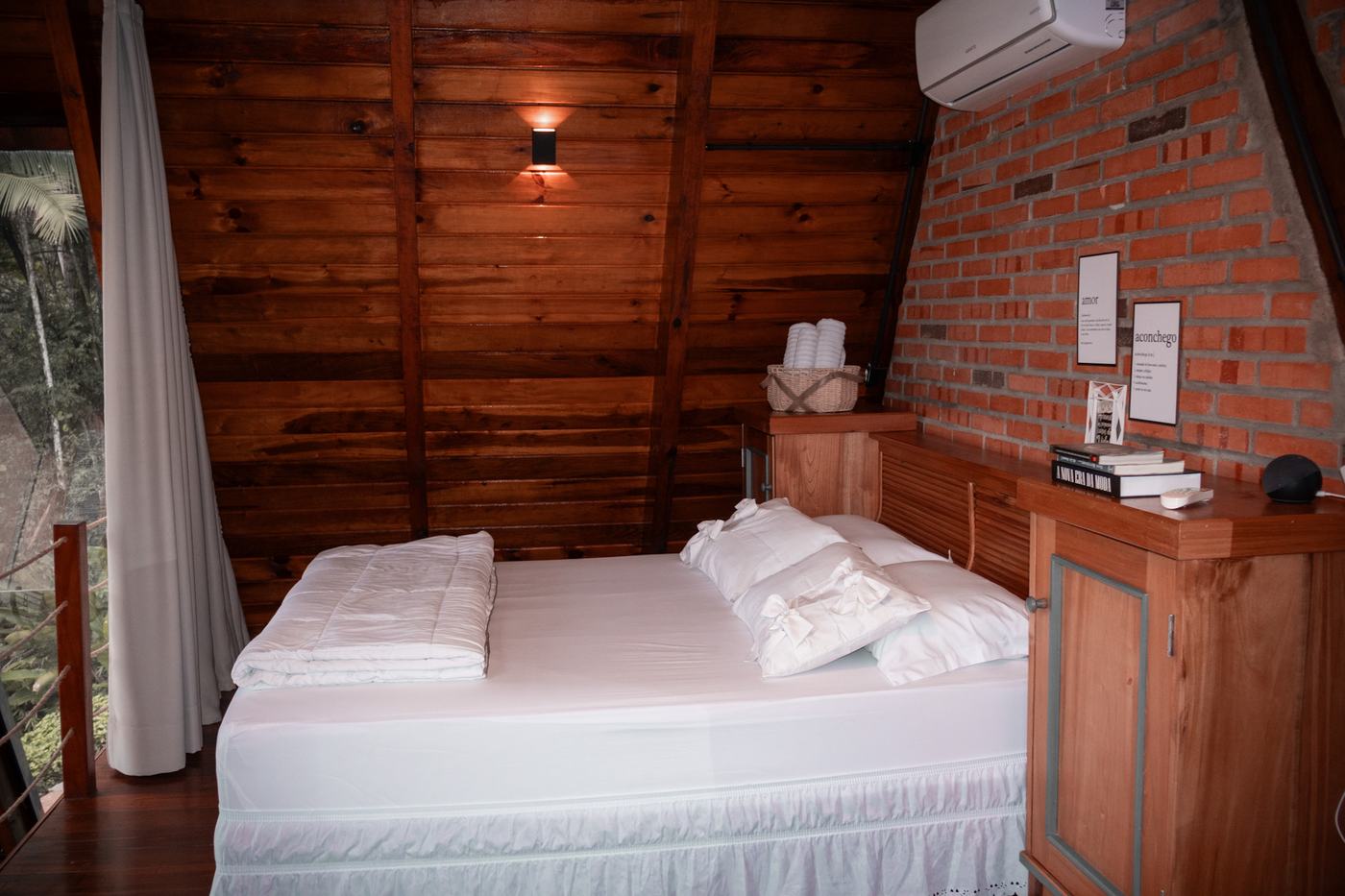 Cama aconchegante do Chalé Herrmann Haus em meio à mata