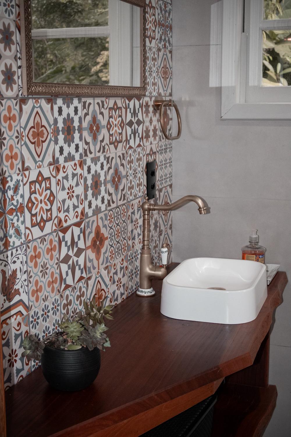 Banheiro com azulejos decorados da Tiny House Herrmann Haus
