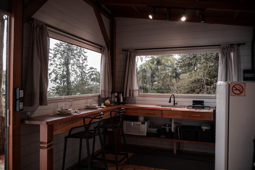 Cozinha compacta da Tiny House Herrmann Haus com vista para a mata