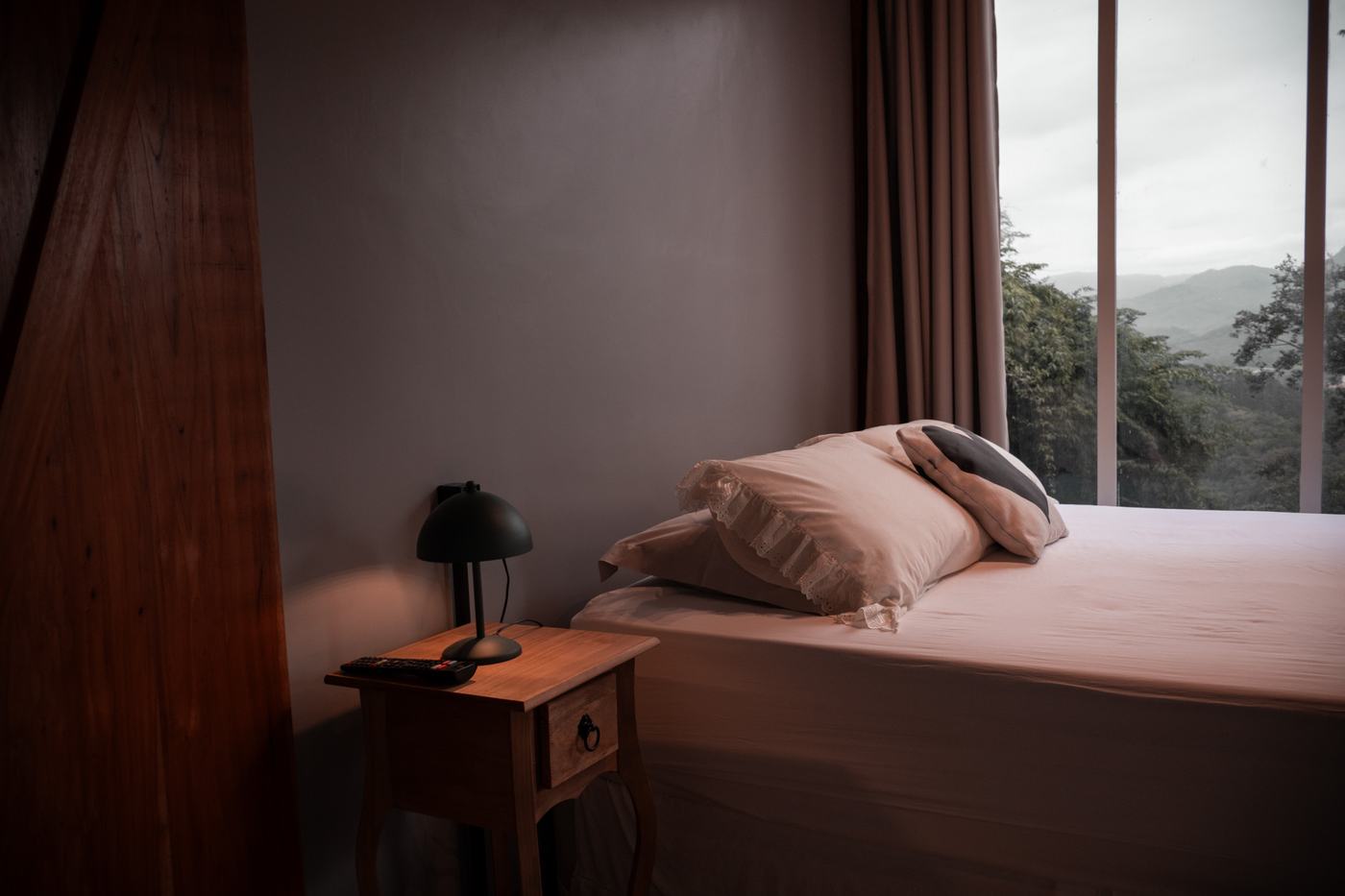 Cama de casal da Tiny House Herrmann Haus com vista para as montanhas